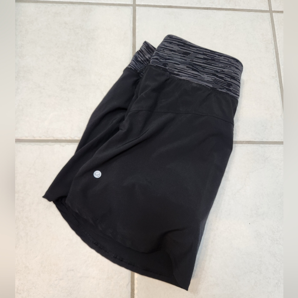 CRZ YOGA Black and Gray Patterned Activewear Skort
